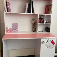 میز تحریر و کتابخانه