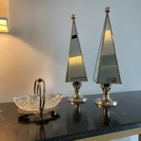 یک جفت آینه روکنسولی ، روی میزی