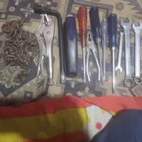 مقداری آچار انبرقلی وپیچگوشتیوزنجیرومنگنه کن ومتر