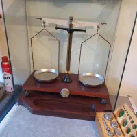 ترازوی طلای فروشی قدیمی|کلکسیون اشیاء عتیقه|میانه, |دیوار