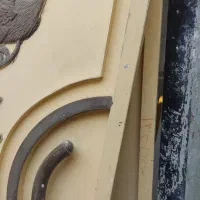 در بزرگ باغ. ویلایی