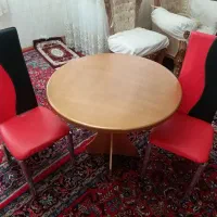 میز نهارخوری چوبی و ۲ عدد صندلی فلزی