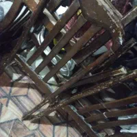 چهار تا صندلی چوبی سالم