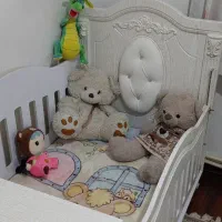 تخت کودک به همراه تشک ، نرده آسانسوری بسیار شیک