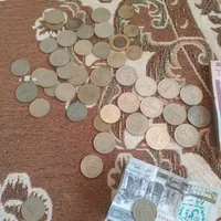 تعدادی سکه و اسکناس