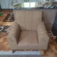 یک دست مبل با یک میز تمام چوب بادو عدد جلومبلی