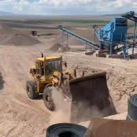 راننده لودر ۹۶۶ قدیمی