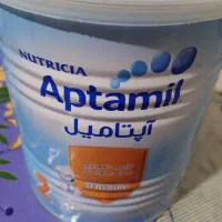 تعداد زیادی قوطی خالی شیر خشک