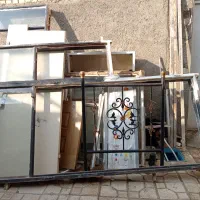 تعدادی درو پنجره آهنی