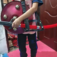 سه کلاه دوتا کمربند واسه شمشیر دوتا شمشیر چوبی و.