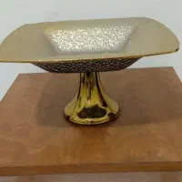 تعدادی ظرف میوه خوری شکلات شیرینی طلایی رنگ