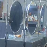 میز و آینه دوطرفه وسط سالن زیبایی