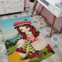 قالیچه کودک و میز تحریر چوب خوب هردو در حد نو