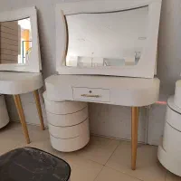 آینه با کنسول هفت عدد یکی ایستاده