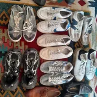 تعدادی کتونی و کفش مردانه