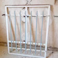 فروش تعدادی پنجره آهنی و کف بند