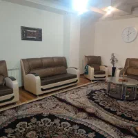 یک دست مبل ۷ نفره همراه جلو مبلی و عسلی .