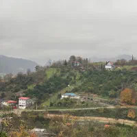 200 متری بالای محل سنگبن چشم انداز دشت و جنگل