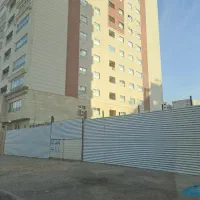 نظافتچی مرد در برج مسکونی