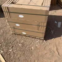 کارگر برای بسته بندی کاشی