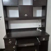 میز تحریر و کامپیوتر