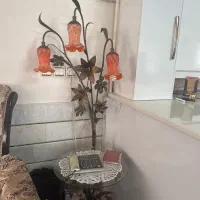 میز تلفن و چراغ