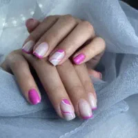 ناخن کار حرفه ای با مشتری