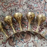 جام برنجی .گردن آویز نقره و ۶ عددسنگ عقیق