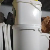 سطل ۱۰ کیلویی  پنیری  وتعدادی ظرف حلوایی در دار
