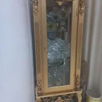 ویترین طلایی تمیز.