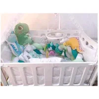 تخت و گهواره چوبی کنار مادر نوزاد