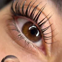 نیازمند مدل زیبا برای لیفت مژه