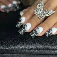 لاین‌ ژل و بوتاکس‌میکاپ‌شینیون‌ناخن و اکستیشن ..