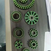 کارگر جهت مونتاژ هود آشپزخانه