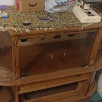 یک عدد میز تلویزیون قدیمی و یک عدد میز تلفن قدیمی