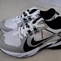 یک جفت کتونی کاملا نو