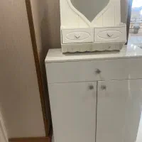 جاکفشی و شلف دیواری بالای جا کفشی