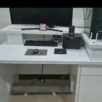 میز تحریر و کامپیوتر