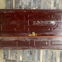 در ورودی چوبی نو نو با دستگیره طلایی