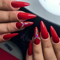با ۵ سال سابقه کاری خدمات ناخن