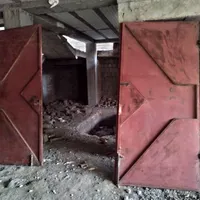 درب حیاط، پنجره قدیمی، تیرآهن ، چارچوب قدیمی
