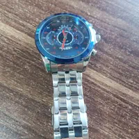 ساعت طرح سه موتوره