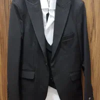 کت و شلوار به همراه جلیقه و پیراهن سفید