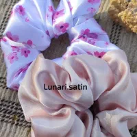 اسکرانچی و کلاه و برگ بالش ساتن