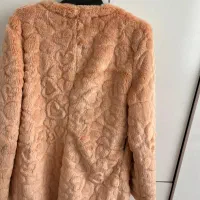 کاپشن|لباس|سلماس, |دیوار