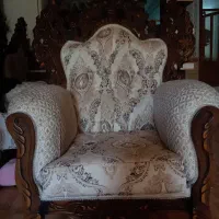 مبل راحتی تاج دار