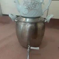یک عدد کتری  همراه با قوری