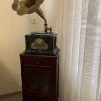 گرامافون آنتیک به همراه میز