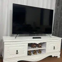 تلوزیون سامسونگ به همراه میز