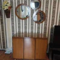 آیینه کنسول و میز تلویزیون بسیار تمیز